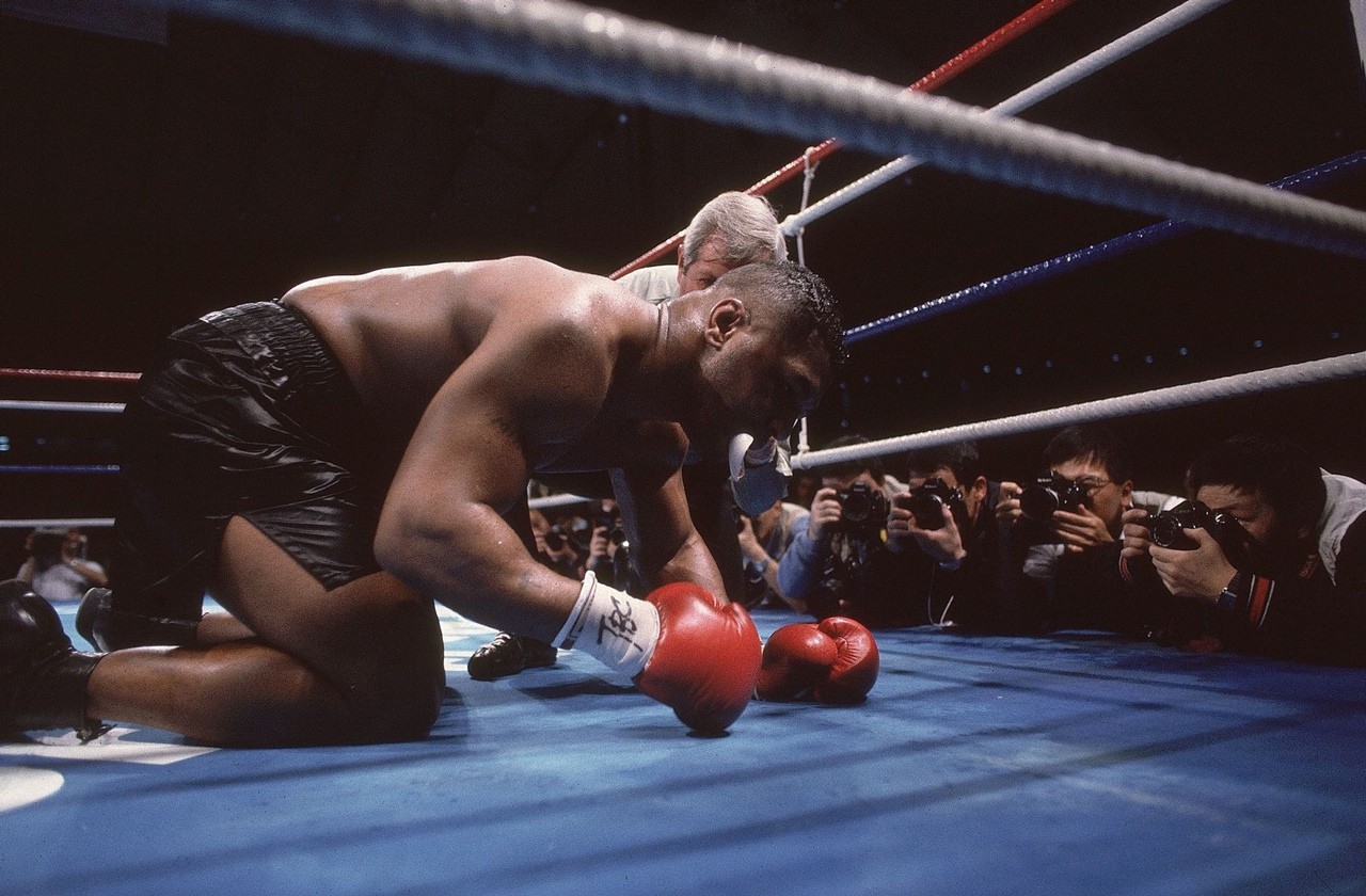 Mike Tyson prvýkrát na zemi počas svojej kariéry, v zápase proti Douglasovi v roku 1990